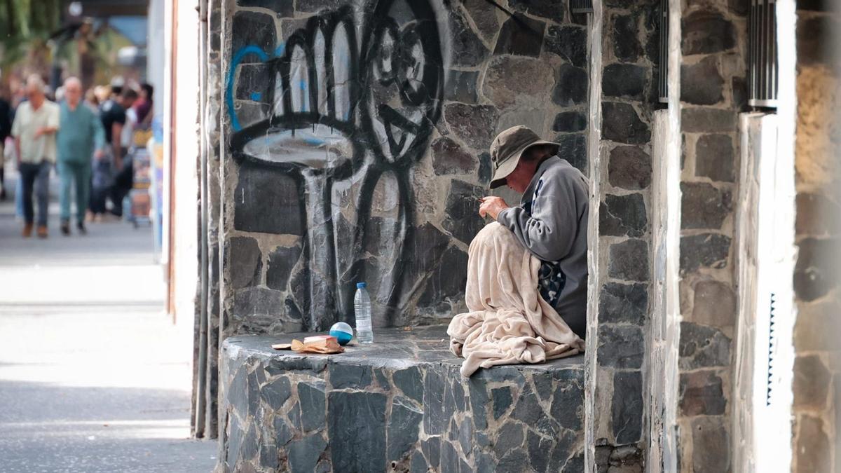 Una persona en situación de sinhogarismo en Santa Cruz de Tenerife.
