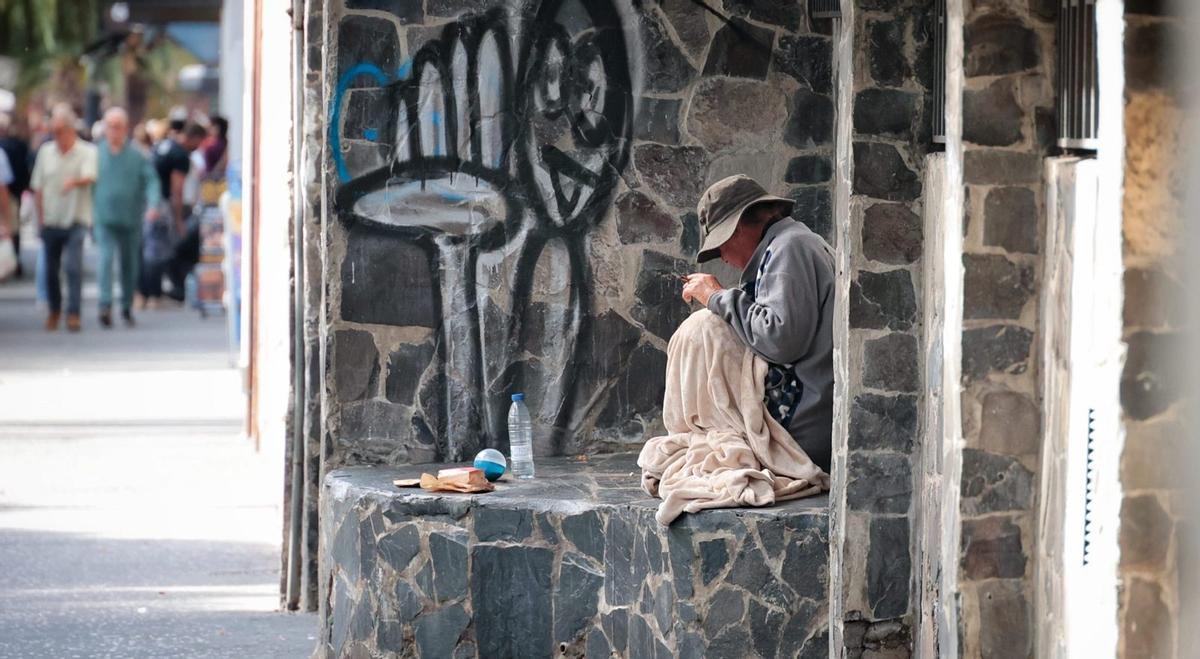 Una persona en situación de sinhogarismo en Santa Cruz de Tenerife.  |
