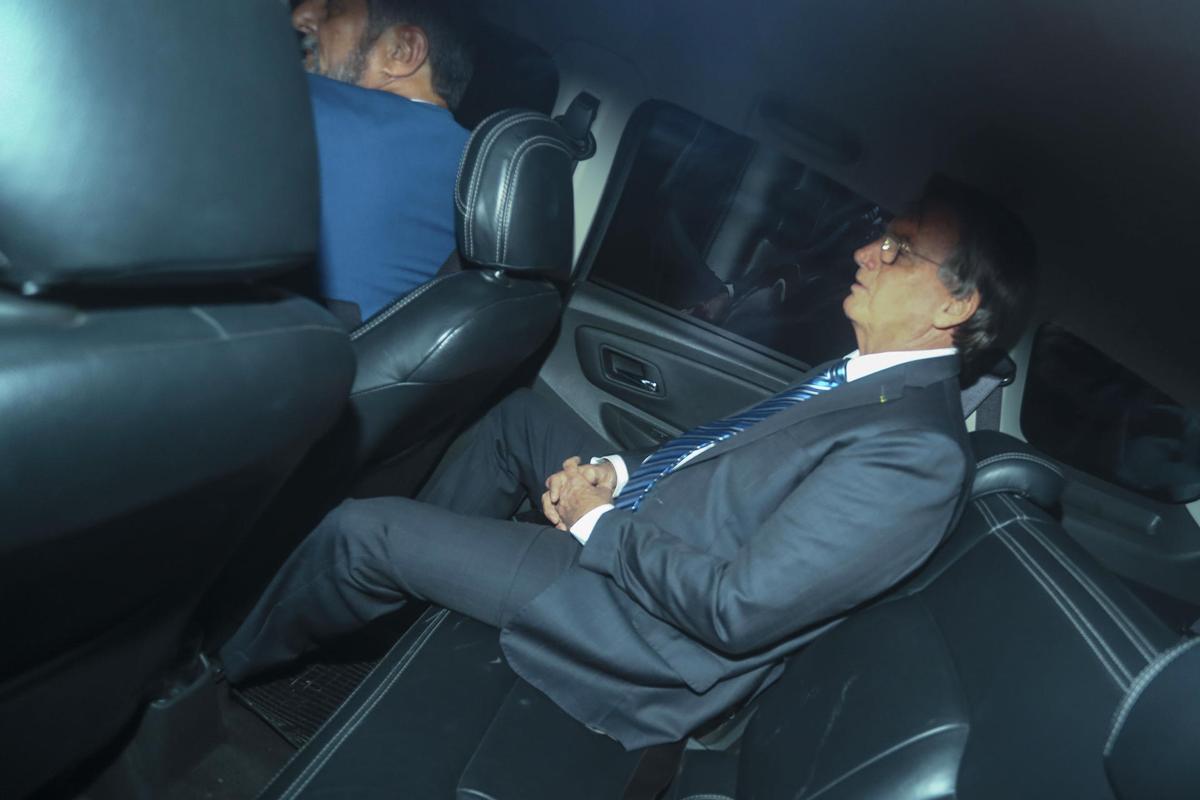 El expresidente brasileño Jair Bolsonaro se retira de la sede de la Policía Federal, en Brasil. El expresidente brasileño Jair Bolsonaro se retira de la sede de la Policía Federal, en Brasil.