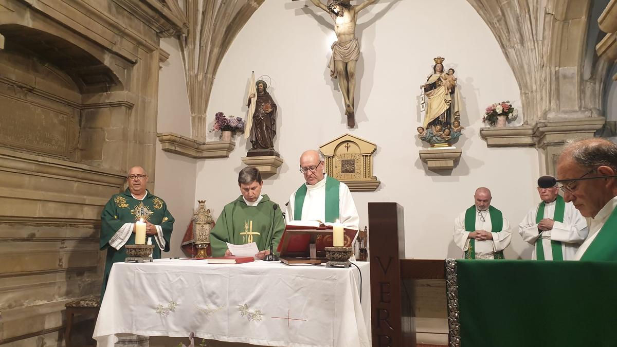 José Antonio Bande, ante el altar, de casulla verde, este domingo, en la iglesia de Santiago de Pruvia.