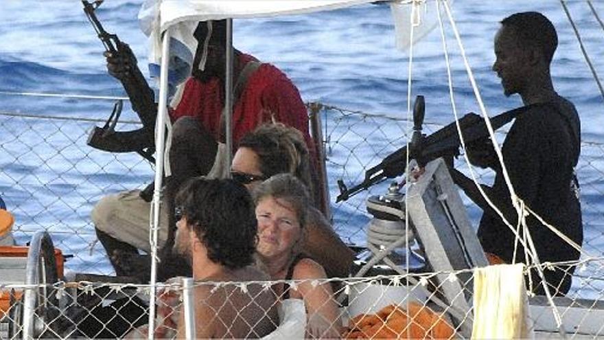 Turistas franceses tomados como rehenes por piratas somalíes el pasado mes de abril tras abordar el yate galo &quot;Tanit&quot;.