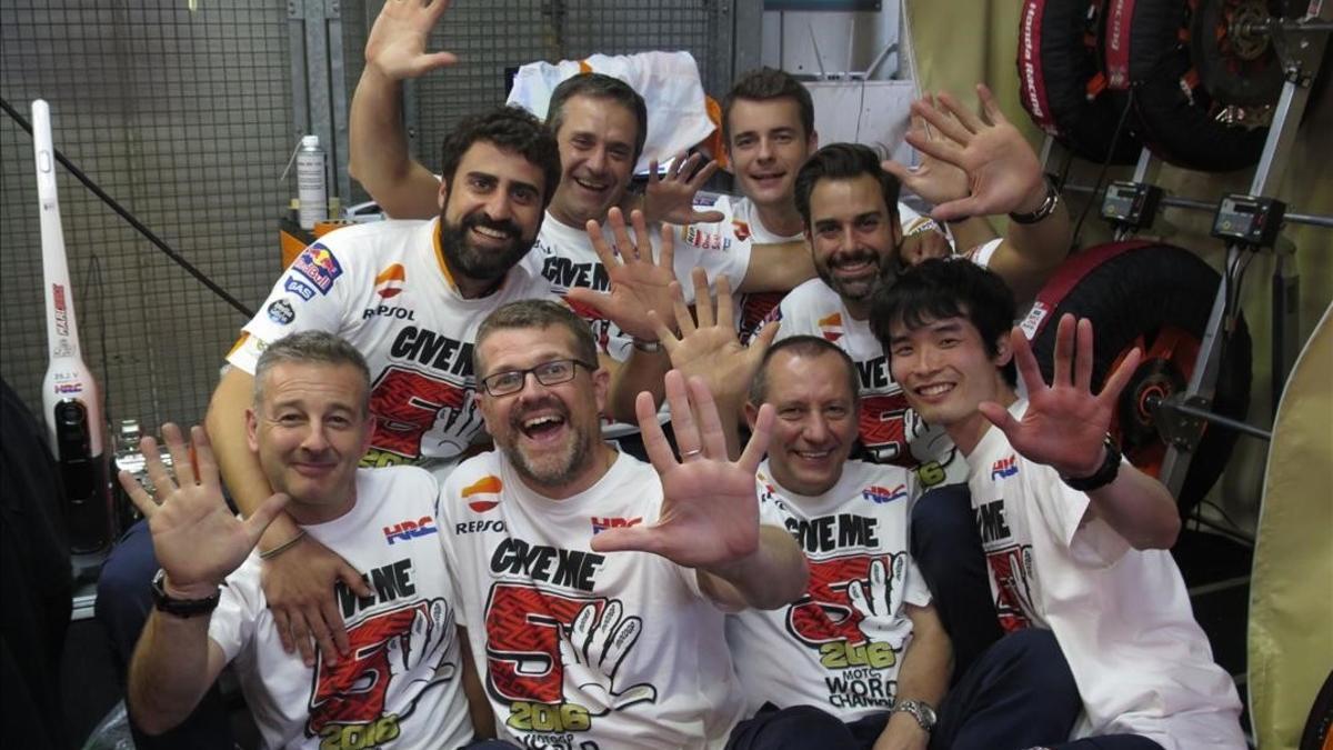 El equipo técnico del piloto catalán celebra el título en Japón