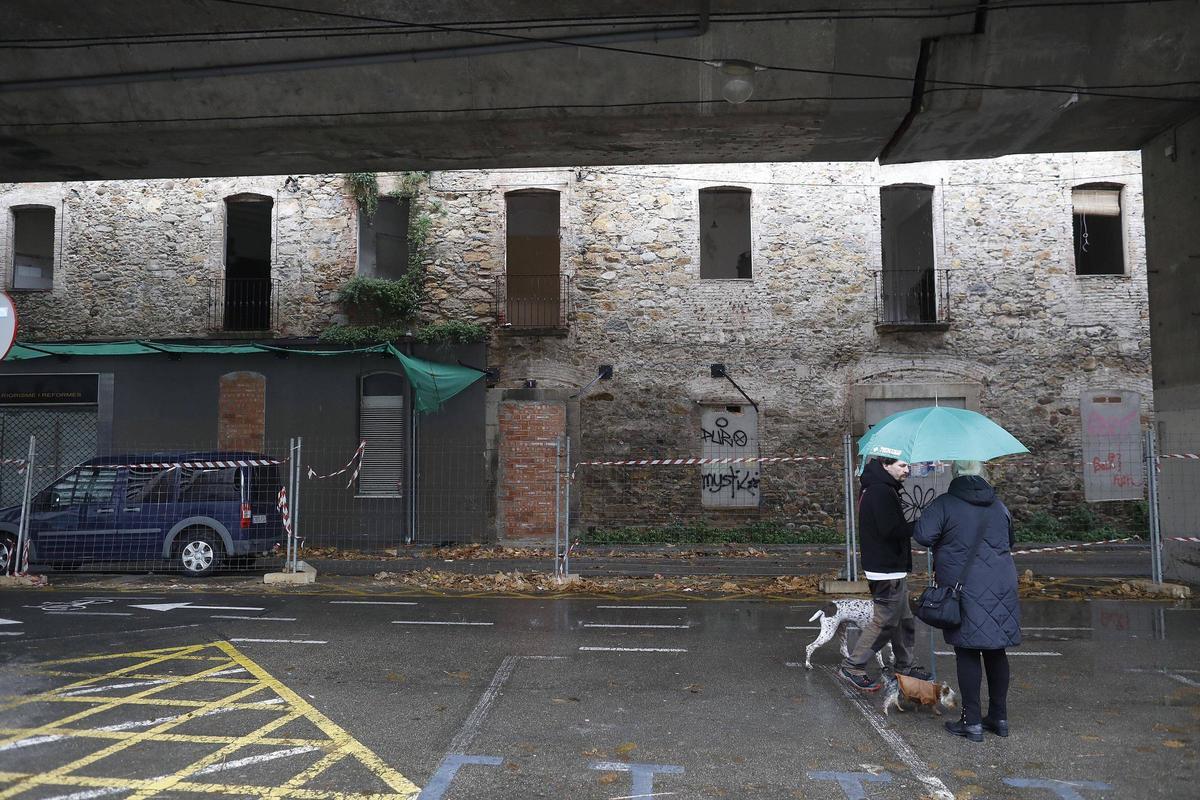 Les fotos de l'enderroc de l'edifici desocupat al carrer Tomàs Mieres de Girona