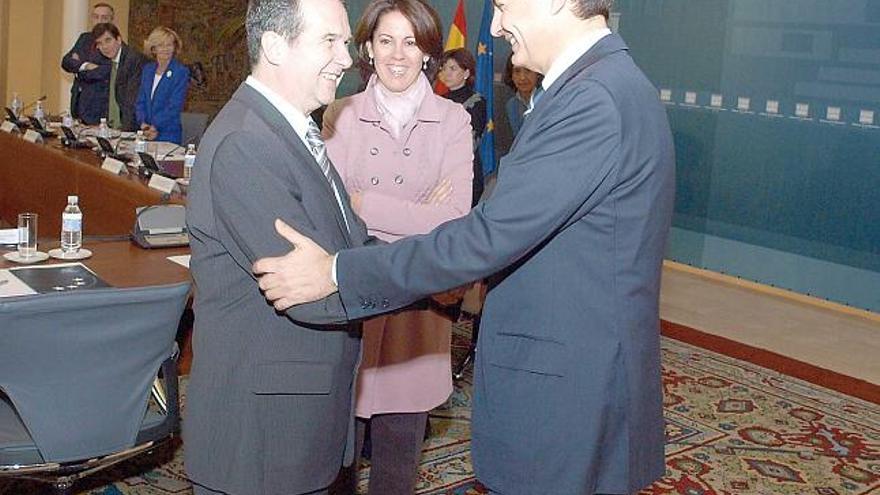 Abel Caballero charla con el presidente del Gobierno, José Luis Rodríguez Zapatero, en Madrid, ayer