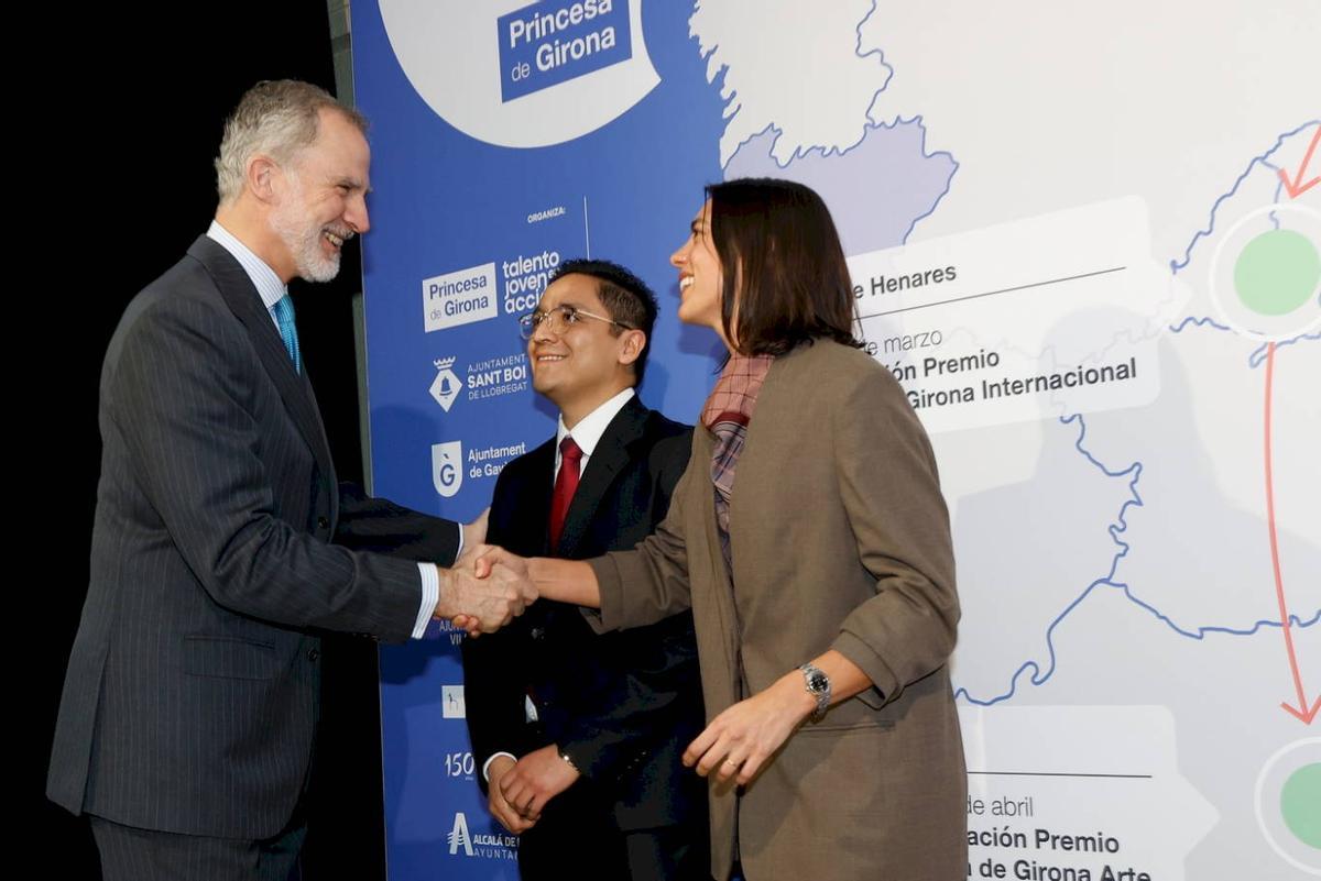 Su Majestad saluda a Mercedes Bidart, ganadora del Premio Princesa de Girona Internacional 2026 en la categoría de "CreaEmpresa"