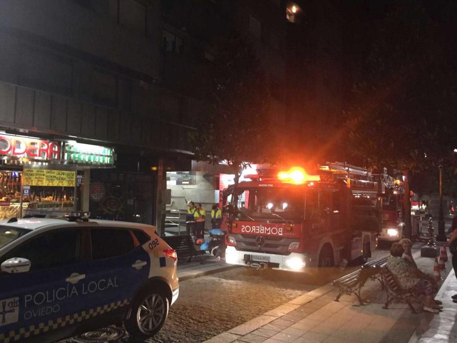 Desalojo de un edificio en el centro de Oviedo por un incendio