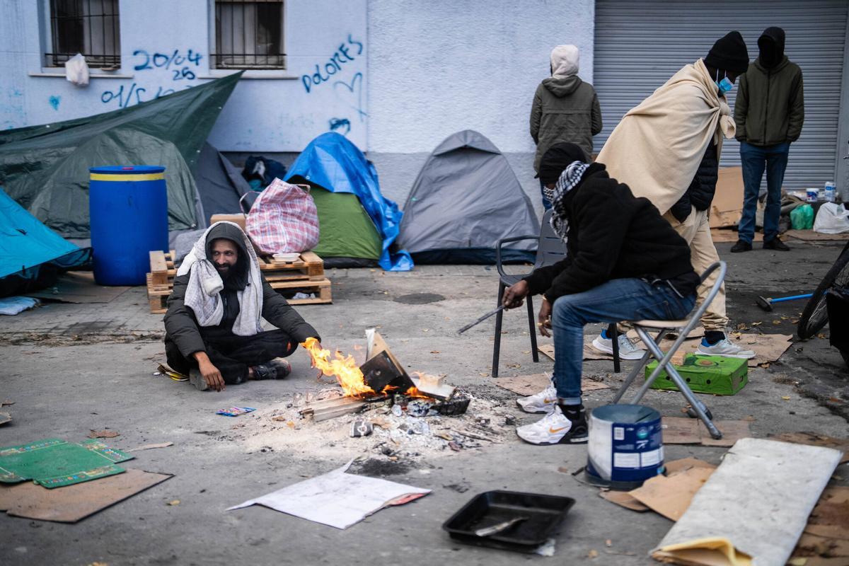 BADALONA 19/12/2025 Sociedad. Operativo policial para desmontar la acampada de los desalojados del b9. FOTO de ZOWY VOETEN