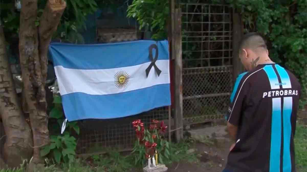 Los aficionados en los alrededores de la casa donde Maradona vivió su niñez en Fiorito