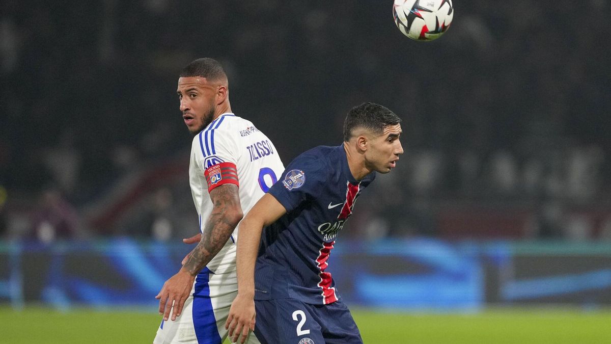 Achraf Hakimi, jugador del PSG, en un lance con Corentin Tolisso, del Olympique de Lyon.