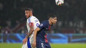 Achraf Hakimi, jugador del PSG, en un lance con Corentin Tolisso, del Olympique de Lyon. 