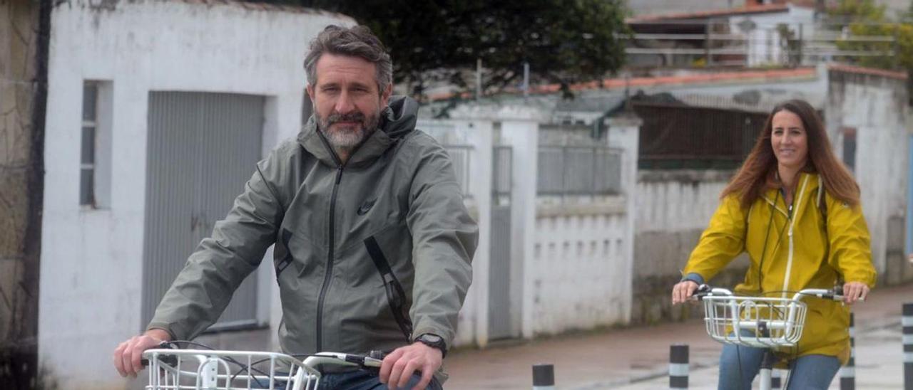 El alcalde de Vilagarcía, junto a la concejala de Mobilidade, probando las bicicletas. |   // NOÉ PARGA