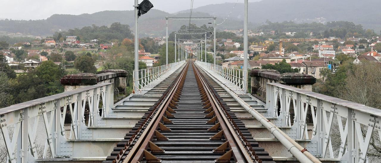 Vías del puente internacional sobre el río Miño entre Valença y Tui.