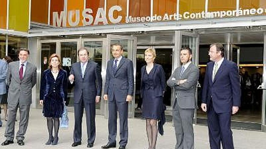 El presidente del Gobierno, José Luis Rodríguez Zapatero (c), posa para los fotógrafos junto a su esposa Sonsoles Espinosa (3d), el presidente de la Junta, Juan Vicente Herrera (3i), y el director del Museo, Rafael Doctor (2d), durante su visita al Museo de Arte Contemporáneo de Castilla y León (MUSAC), esta tarde en León.