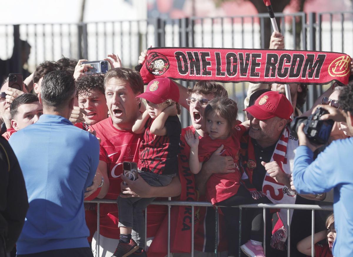 Los aficionados del Mallorca despiden con cánticos al equipo en su salida hacia Valencia