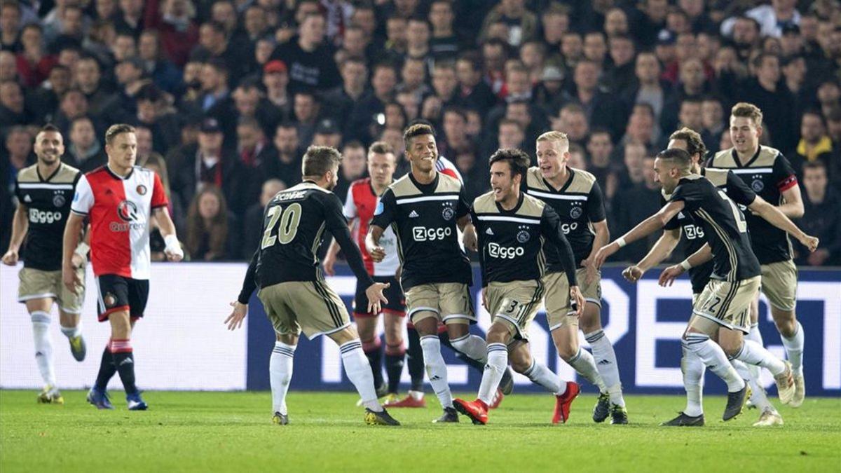 Los futbolistas del Ajax festejan el segundo gol junto a su autor, Tagliafico.