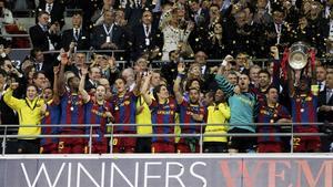 Abidal recibe la copa de la Champions.