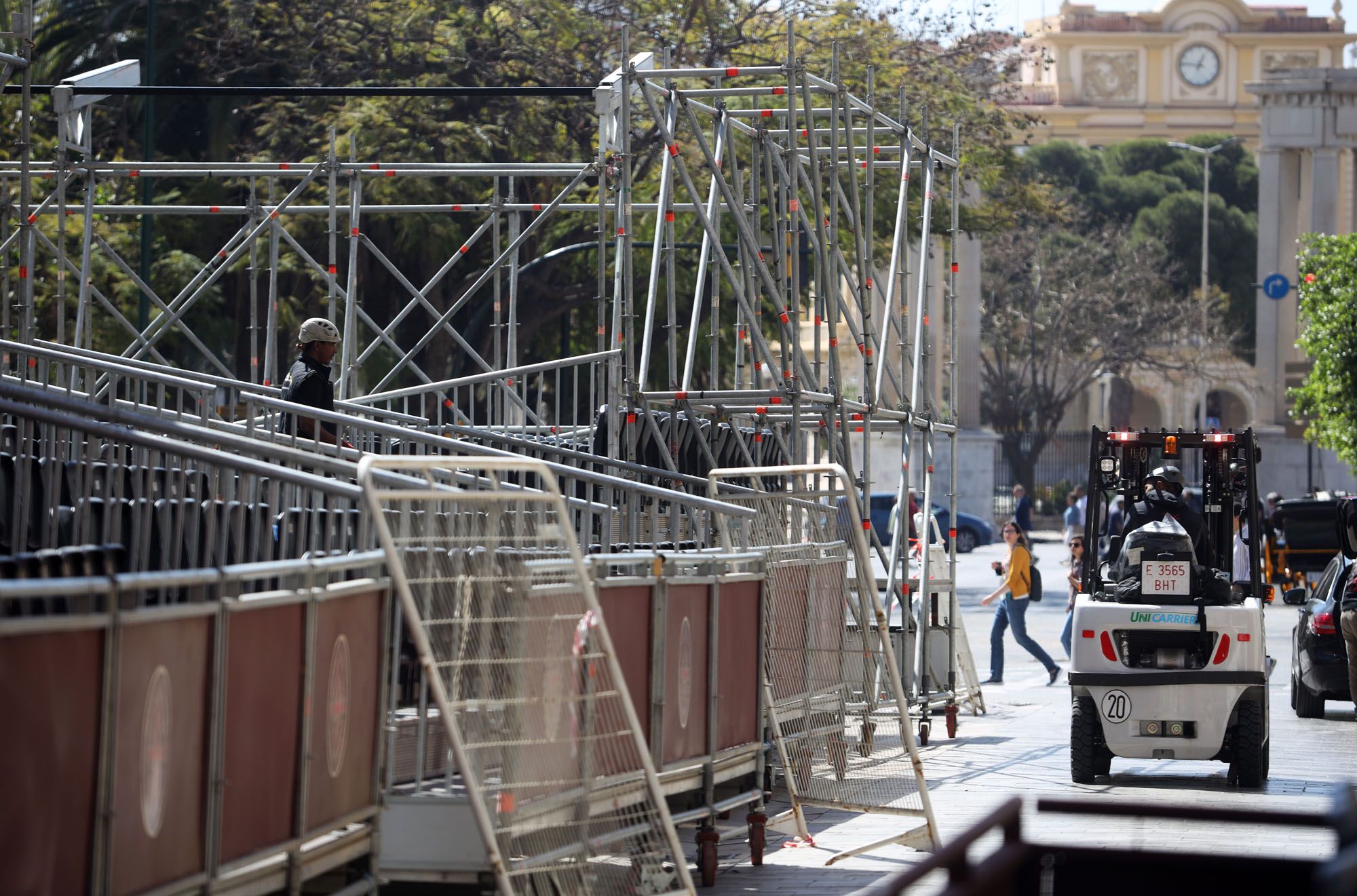 Semana Santa 2023 | Preparativos y montaje de la tribuna en el Centro de Málaga