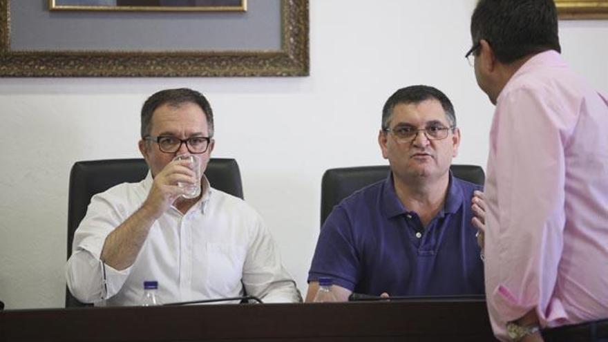 De frente, el alcalde y Ángel Luis Guerrero antes de empezar el pleno.