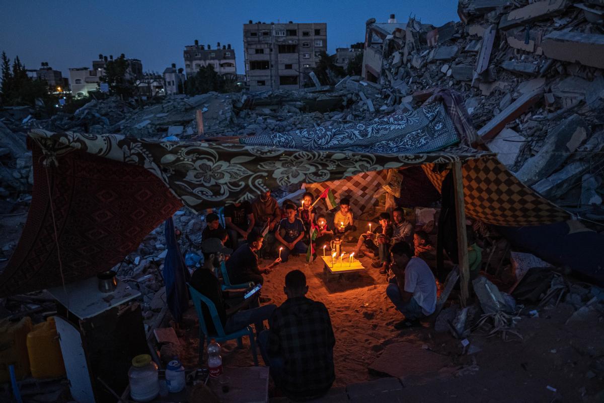 World Press Photo 2022. Asia. Categoría ’Singles’. ’Palestinian children in Gaza’. Niños palestinos se reúnen alrededor de unas velas durante un frágil alto el fuego en Belt Lahia, Gaza, Palestina, el 25 de mayo del 2021.