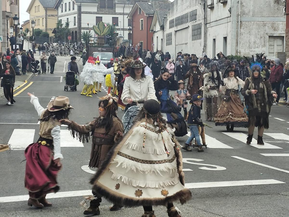 El carnaval de Tapia resiste a pesar de la lluvia