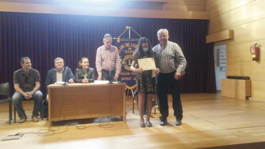 Entrega de una de las becas del Club de Leones de Oleiros.