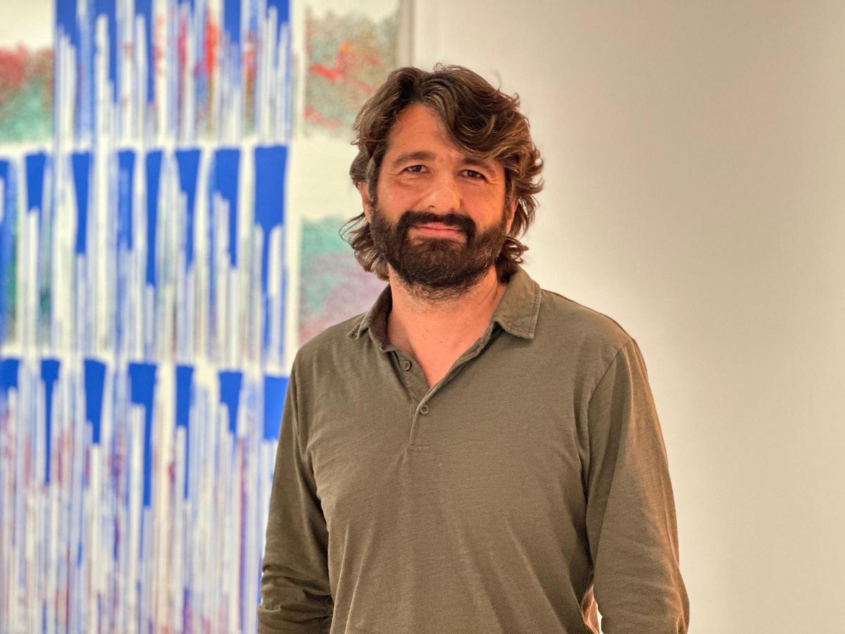 Carlos Violadé, arquitecto y director de cine posa en el Colegio de Arquitectos de Sevilla.