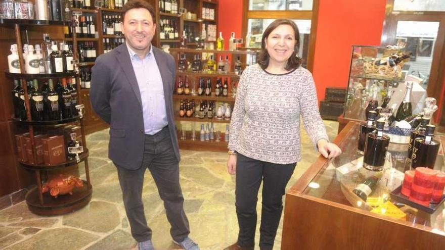 José Manuel Vilar, izquierda, e Isabel Maiura, derecha, en la parte trasera de la tienda. víctor echave