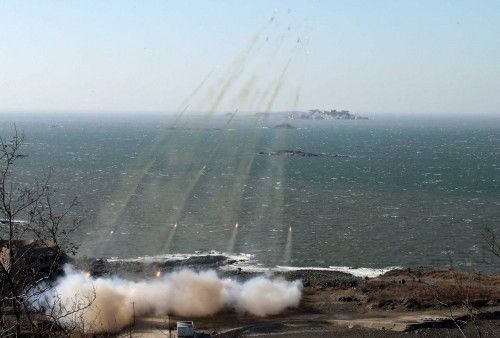 Unidades de artillería norcoreanas llevan a cabo una prueba de lanzamiento de proyectiles