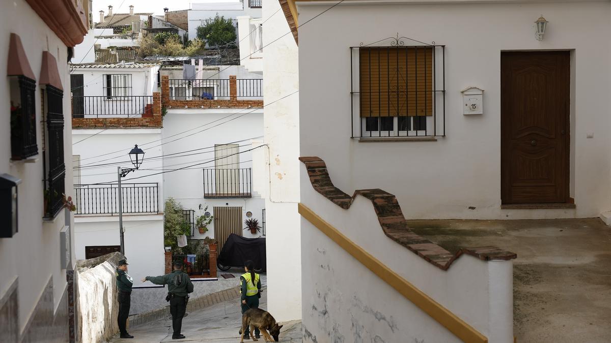 Tres guardias civiles trabajan en las calles de Almogía.