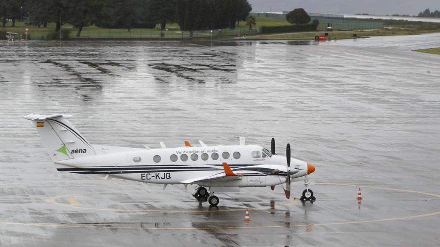 Avión de Aena que calibrará el sistema antiniebla. // R. G.