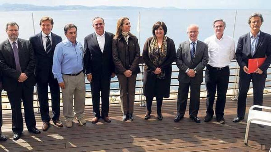 Los asistentes a la firma del acuerdo posan en la terraza del RCN Sanxenxo con la ría al fondo. // Gustavo Santos