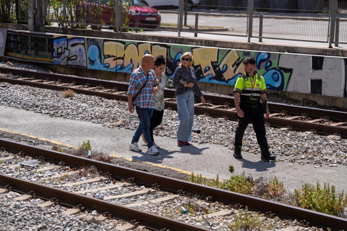 L'apagada deixa atrapats dues hores a desenes de passatgers en un tren abans d'arribar a L'Hospitalet