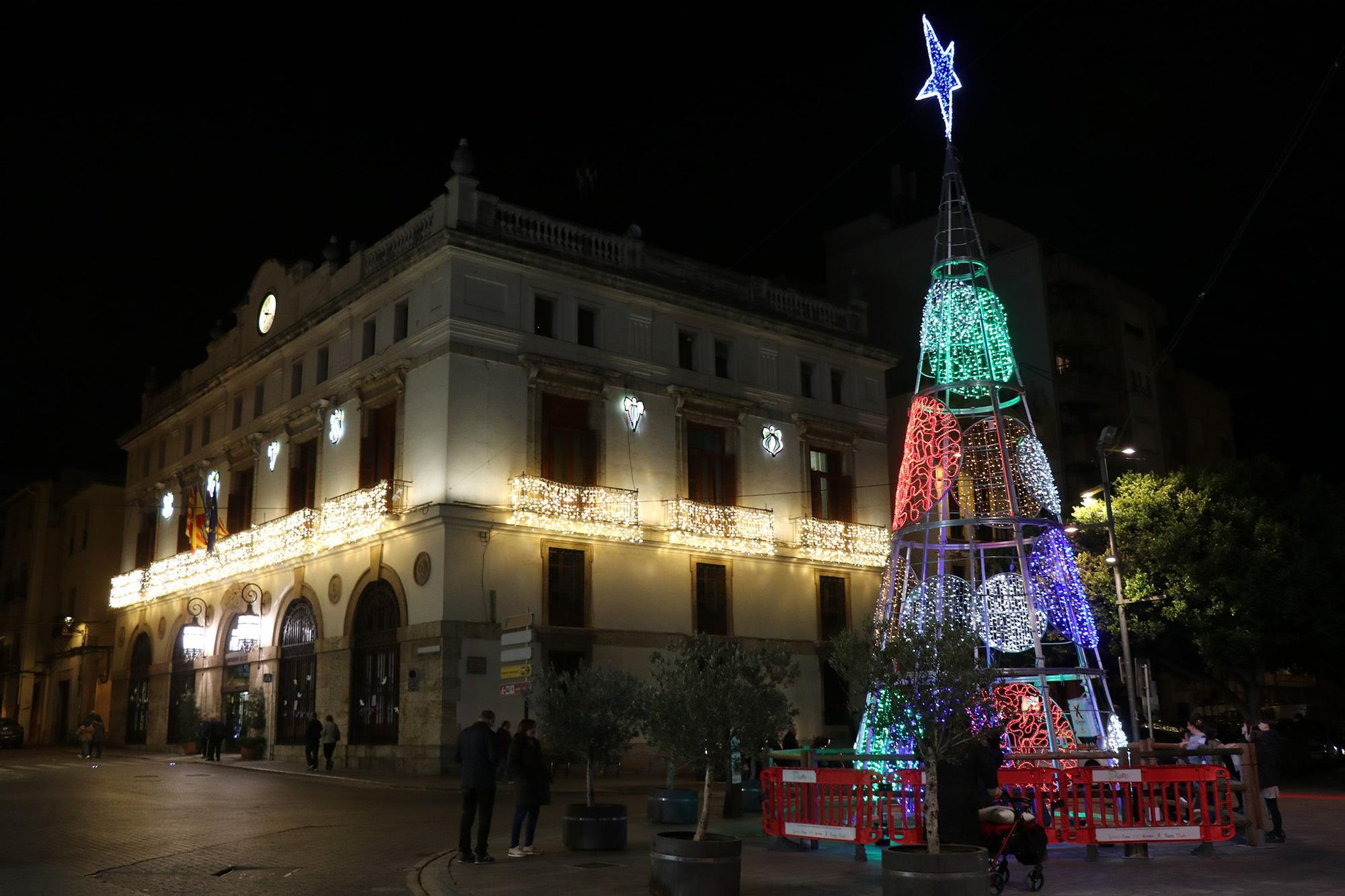 Impresionante encendido de luces de Navidad en Sagunt