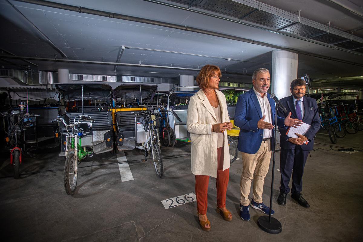 Jaume Collboni, junto a Laia Bonet y Albert Batlle, en el depósito municipal en el que duermen los bicitaxis requisados