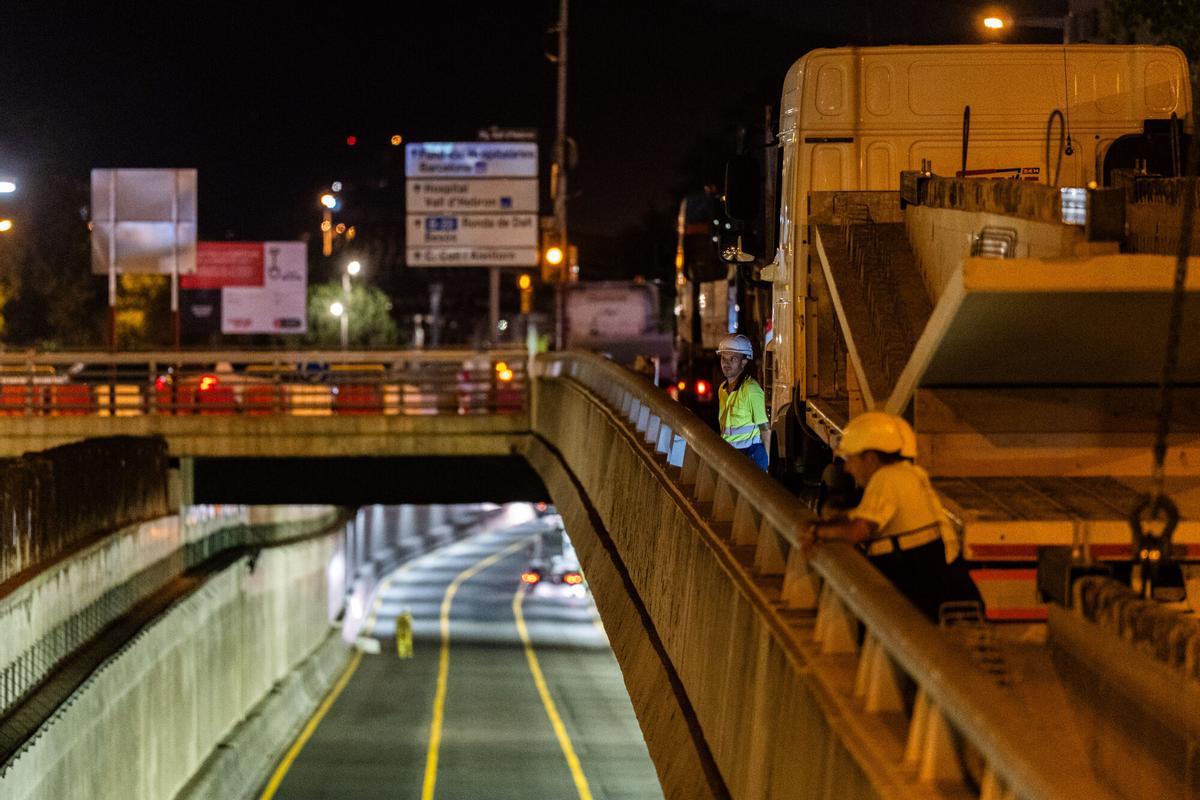 La Guardia Urbana cortará el tránsito en los dos sentidos cuatro noches por semana entre las salidas 5 y 6, mientras una enorme grúa instala 56 prelosas