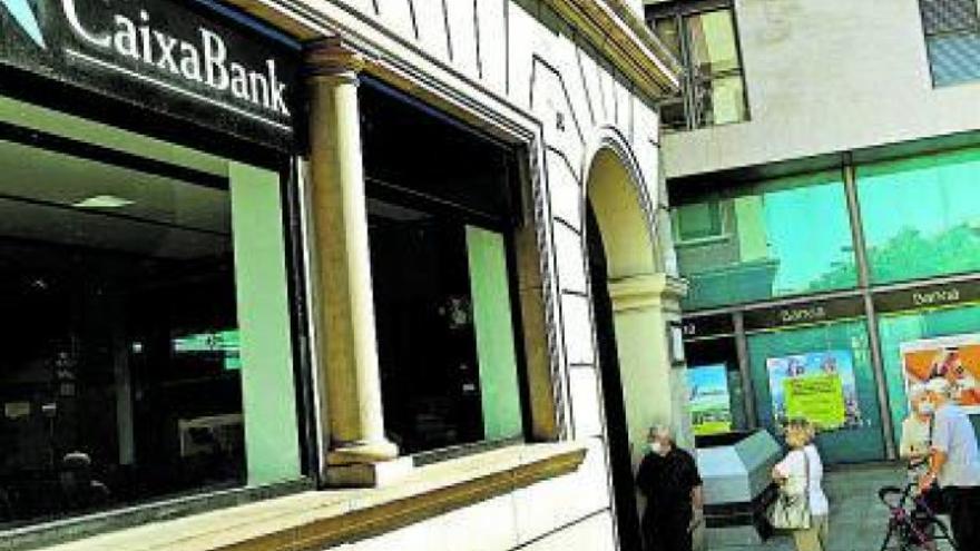 CaixaBank dedica a sueldos el 20% más que Bankia