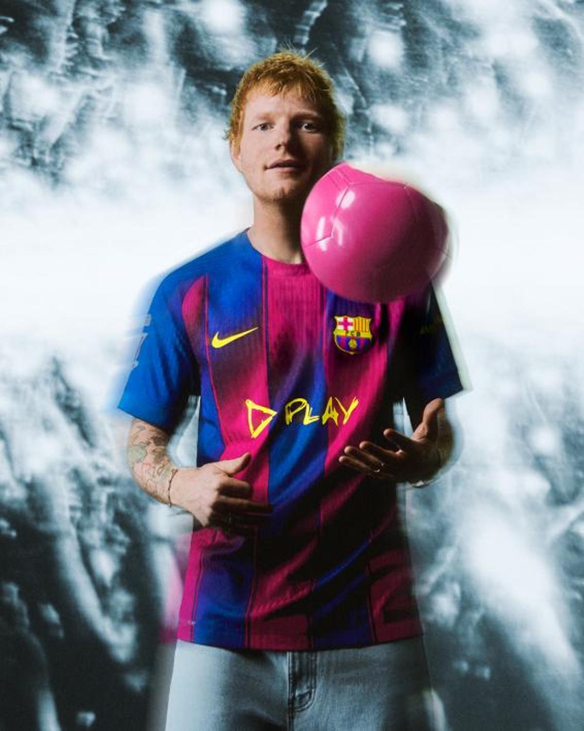 Ed Sheeran posando con la camiseta que incluye su logo