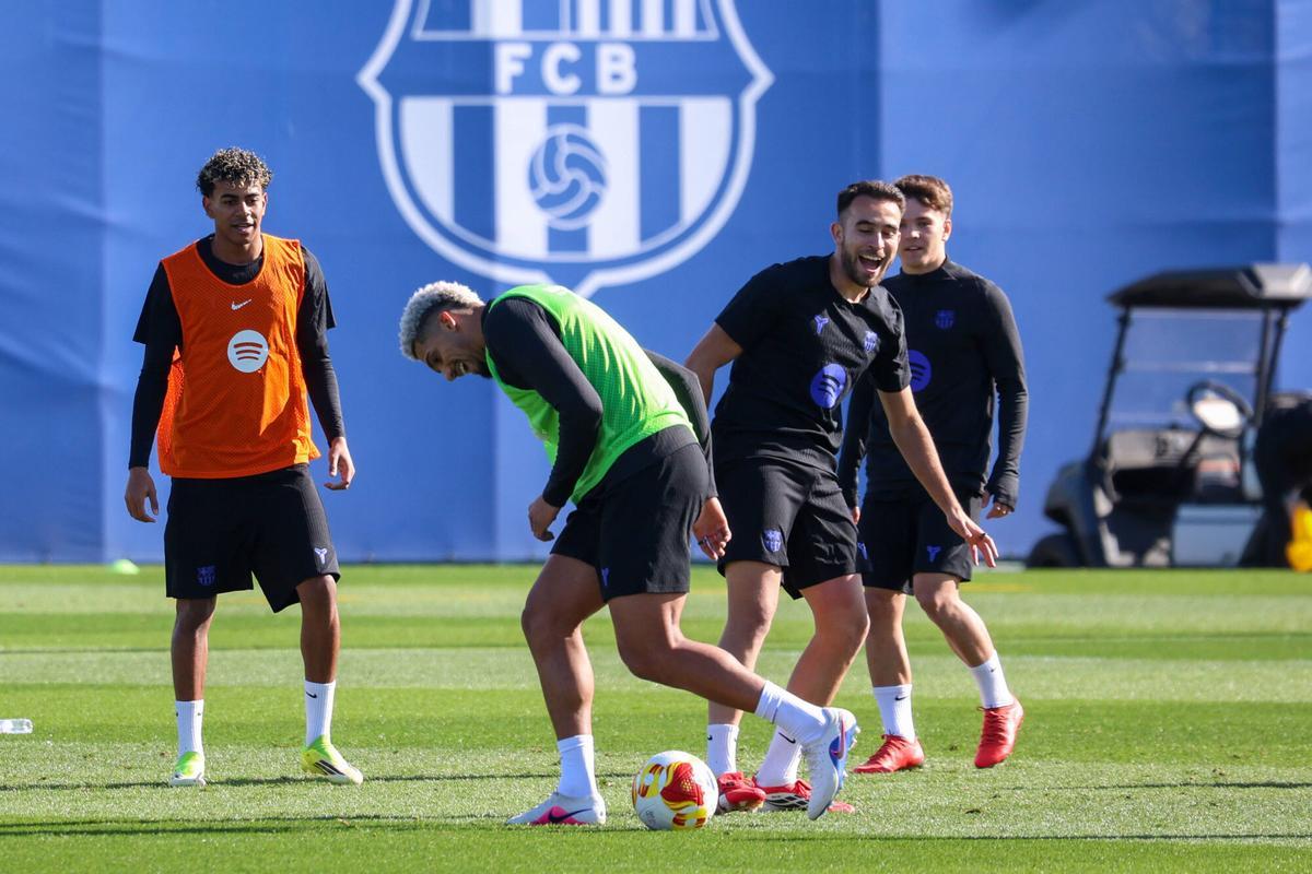 Araujo y Eric, en primer término, disputan un balón en el entrenamiento de este miércoles.
