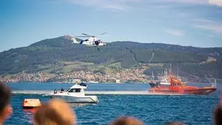 «Mayday» en la Ría de Vigo: Cientos de estudiantes se sumergen en el salvamento marítimo a través de un simulacro de rescate