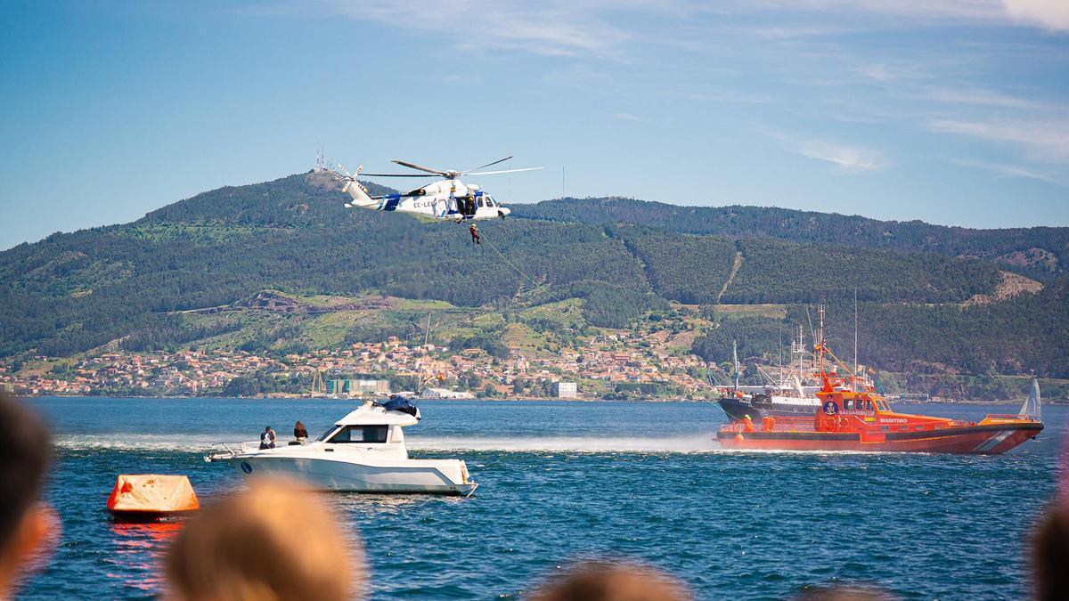 El rescatador desciende del helicóptero para izar al náufrago.