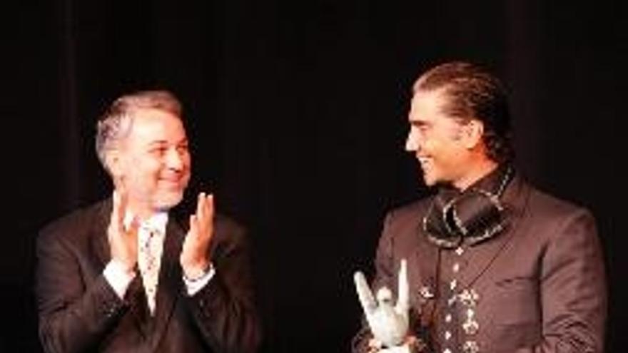 El cantante Alejandro Fernández recibe de manos del gobernador del estado mexicano de Jalisco, Emilio González  el nombramiento de primer embajador turístico de este territorio durante una ceremonia celebrada en el Teatro Diana de la ciudad de Guadalajara.