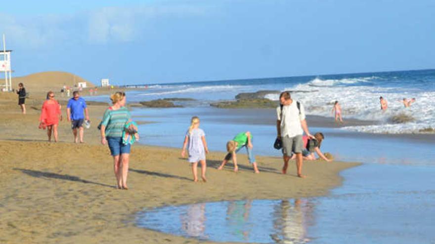 Turistas en Maspalomas esta semana, a pesar del mal tiempo en el Archipiélago. | giorgio rapetti