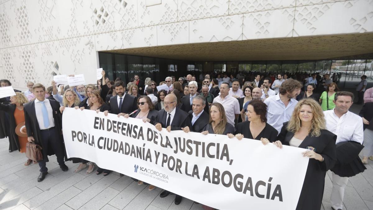 Los abogados cordobeses protestan ante el deterioro de la Justicia