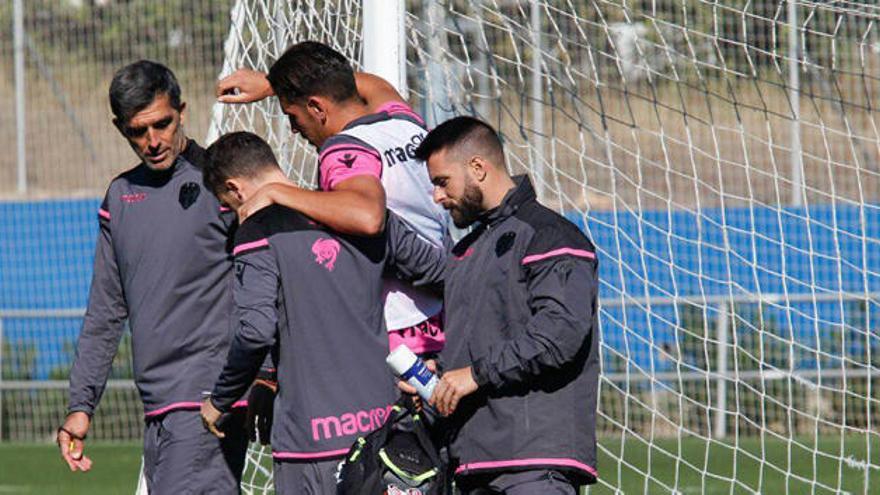 Alegría abandona el entreno ante la mirada de Muñiz.