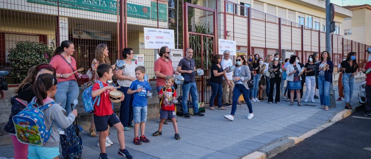 «Los patios del colegio Santa Marina de Badajoz no son seguros para nuestros hijos»