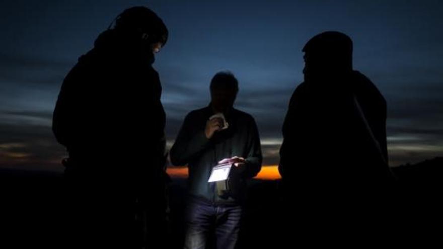 Agents demanen la documentació de un caçador