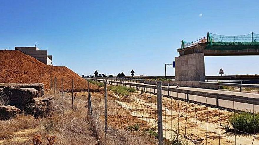 Aspecto que presentaban ayer las obras de reconstrucción del viaducto. El carril permanecerá cerrado al tráfico el jueves y el viernes próximos.