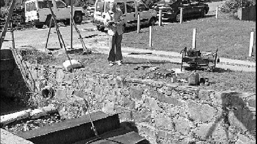 El artista avilesino, supervisando la integración de la escultura en el cauce del río Suarón.