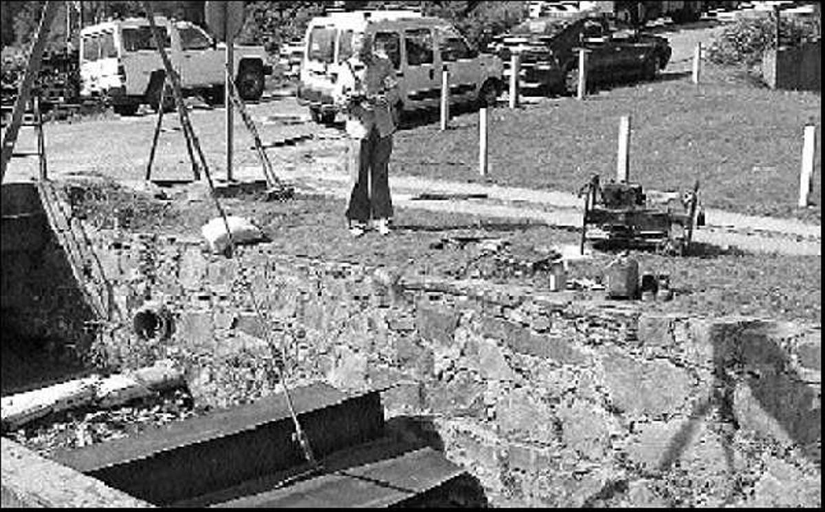 El artista avilesino, supervisando la integración de la escultura en el cauce del río Suarón.