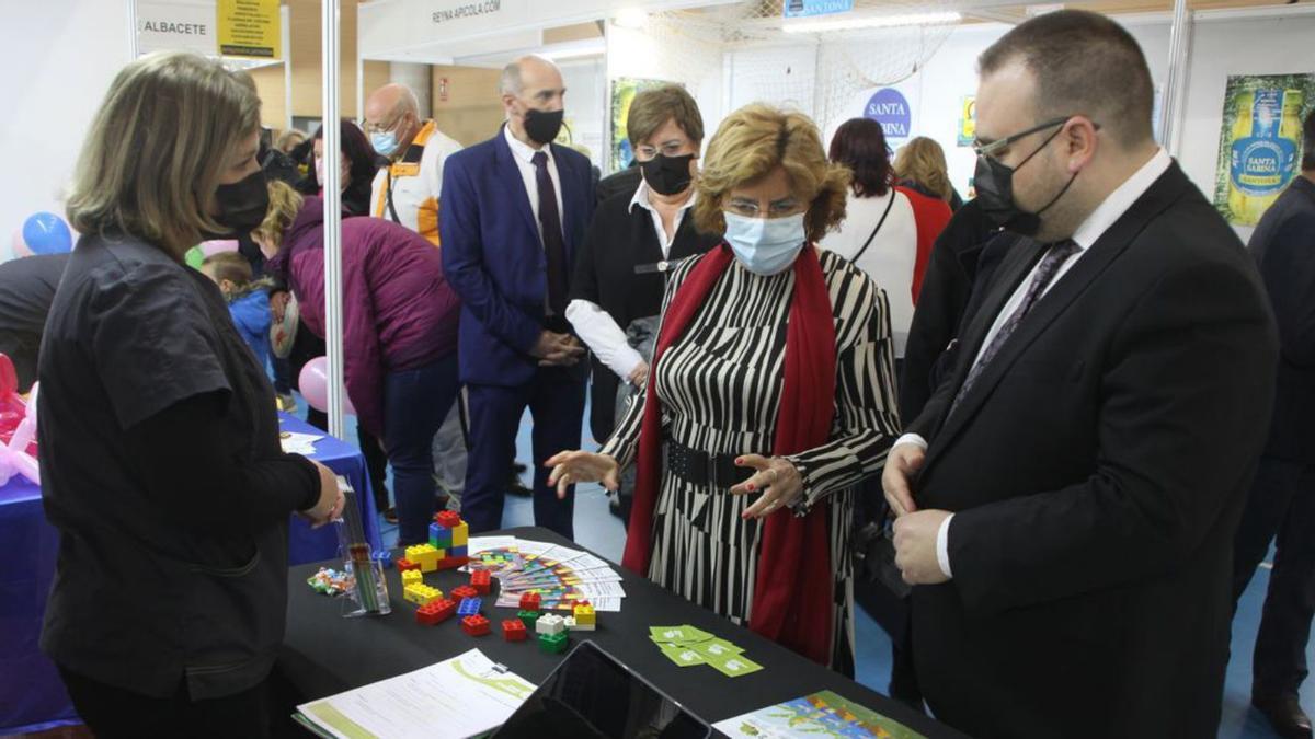 El alcalde de Pinseque junto a la consejera Mª Victoria Broto, en uno de los expositores. . |    